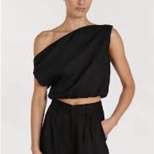 DISSH Black One-Shoulder Crop Top